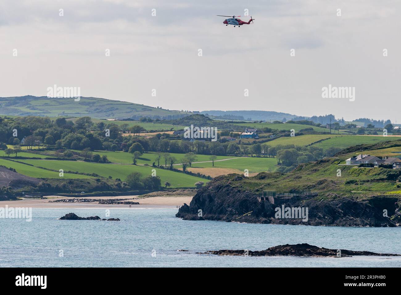 Long Strand, West Cork, Irlanda. 24th maggio, 2023. Le unità di Gardai e della Guardia Costiera sono attualmente alla ricerca di una donna negli anni '40 che è andata perduta ieri sera nelle aree di Long Strand e Castlefreke di West Cork. West Cork Search and Rescue ha lanciato il SUO RIB e l'elicottero della Guardia Costiera è sulla scena alla ricerca della donna mancante. Credit: AG News/Alamy Live News Foto Stock