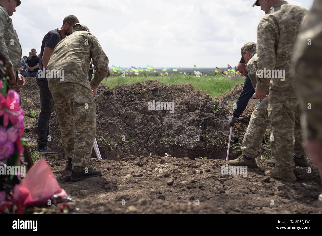 Un funerale militare cristiano-ortodosso è tenuto in un cimitero Dnipro per il serveman ucraino Oleksandr. Il soldato è stato ucciso da un cecchino russo tre Foto Stock