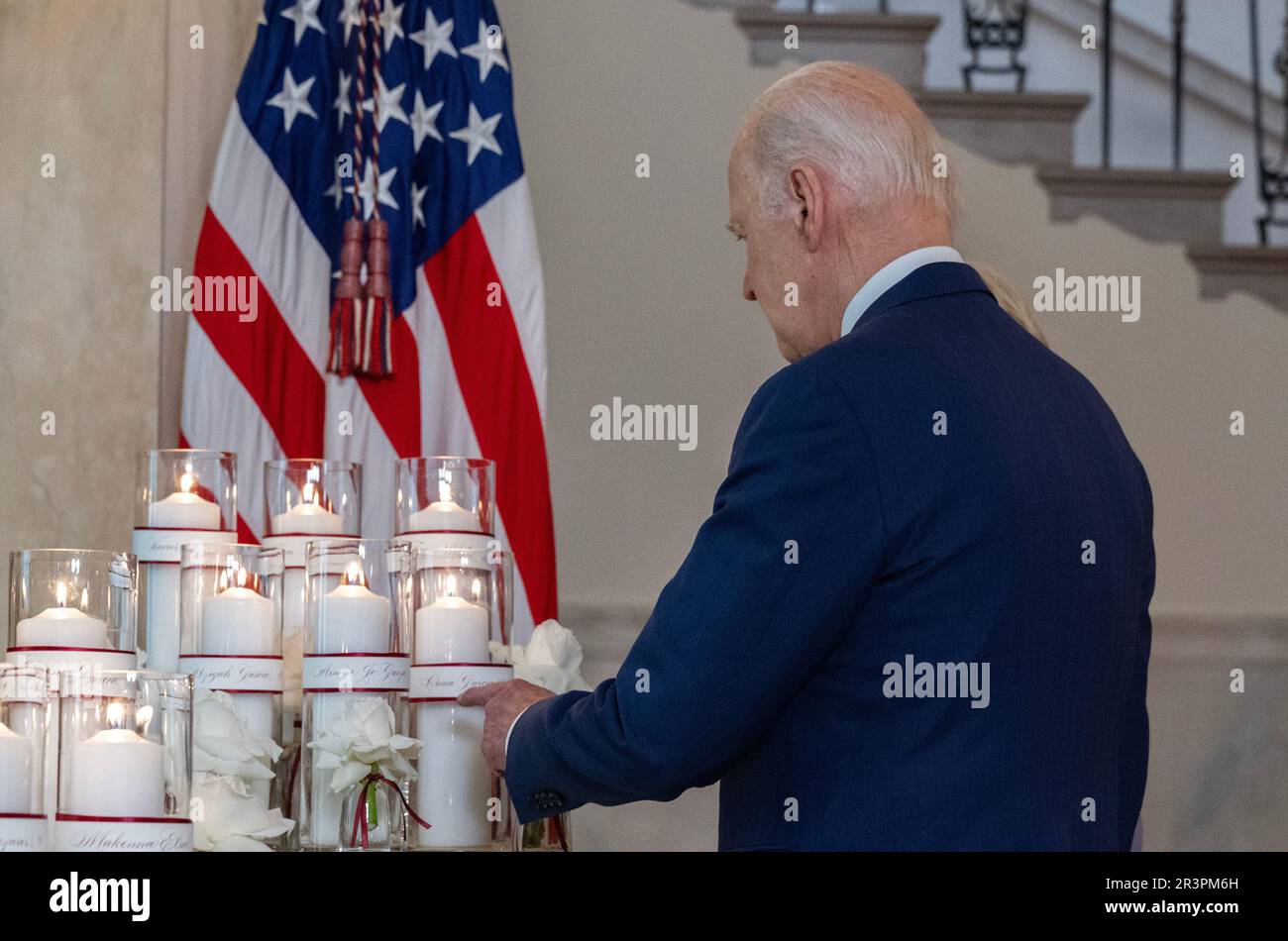 Washington, Stati Uniti. 24th maggio, 2023. Il presidente Joe Biden indica uno dei nomi riportati sulle candele commemorative delle vittime prima di pronunciarsi sul primo anniversario delle sparatorie alla scuola elementare Robb di Uvalde, Texas, dove sono stati uccisi diciannove bambini e due adulti; Nella Sala della Croce della Casa Bianca a Washington, DC Mercoledì, 24 maggio 2023. Foto di Ron Sachs/UPI Credit: UPI/Alamy Live News Foto Stock