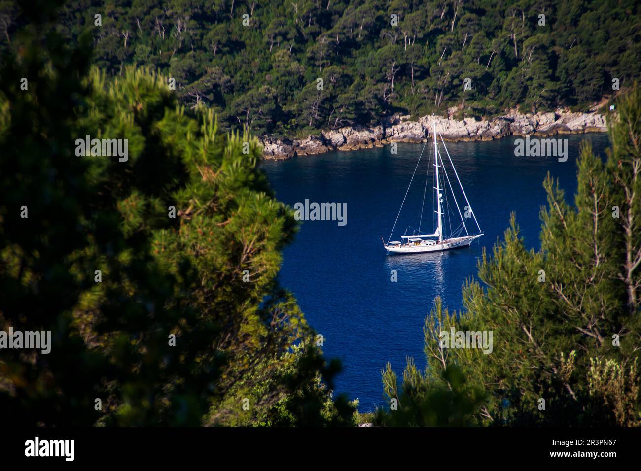 Continua a fotografare paesaggi vivaci e colorati dalla baia di Cattaro. Foto Stock