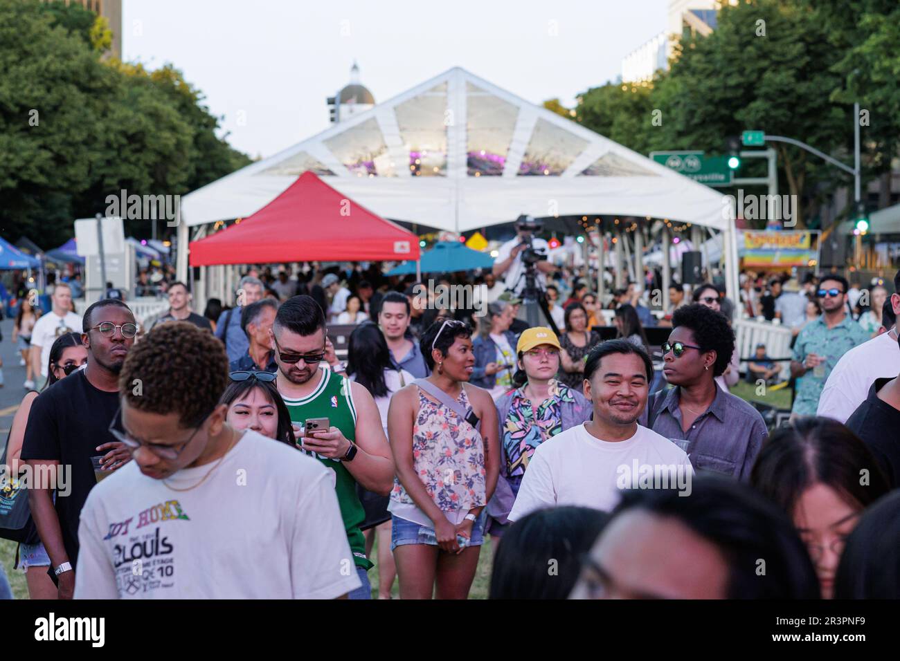 Sacramento, Stati Uniti. 20th maggio, 2023. Micah Mahinay, con sede a San Francisco e Los Angeles, noto dal suo DJ Stage Name Noodles Noodx, si esibisce presso il Campidoglio dello Stato della California a Sacramento durante il mercato notturno dell'AAPI per celebrare il mese del patrimonio delle isole dell'Asia-Pacifico che si tiene ogni anno a maggio. (Foto di Penny Collins/NurPhoto) Credit: NurPhoto SRL/Alamy Live News Foto Stock