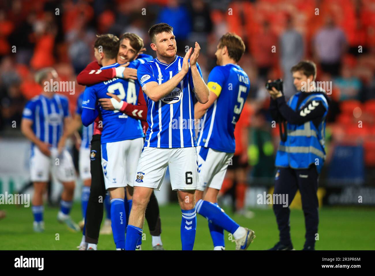 24th maggio 2023; Tannadice Park, Dundee, Scozia: Scottish Premiership Football, Dundee United contro Kilmarnock; Chris Stokes di Kilmarnock applaude i fan alla fine della partita Foto Stock