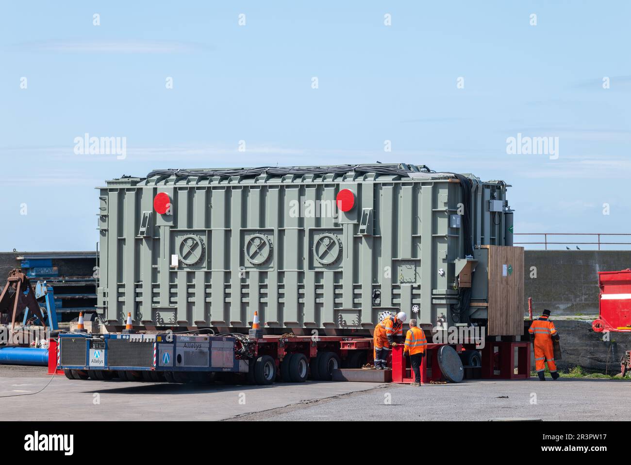 24 maggio 2023. Buckie Harbour, Moray, Scozia. Si tratta di un trasformatore elettrico molto grande caricato sul trasporto Allelys che lo trasmetterà alla centrale elettrica Keith domenica 28 maggio 2023. Questa operazione richiederà 7 ore e le strade dovranno essere chiuse. L'intero carico è molto lungo e largo, con sterzo anteriore e posteriore e tirato e spinto dai carrelli. Credit - Jasperimage/AlamyLiveNews Foto Stock