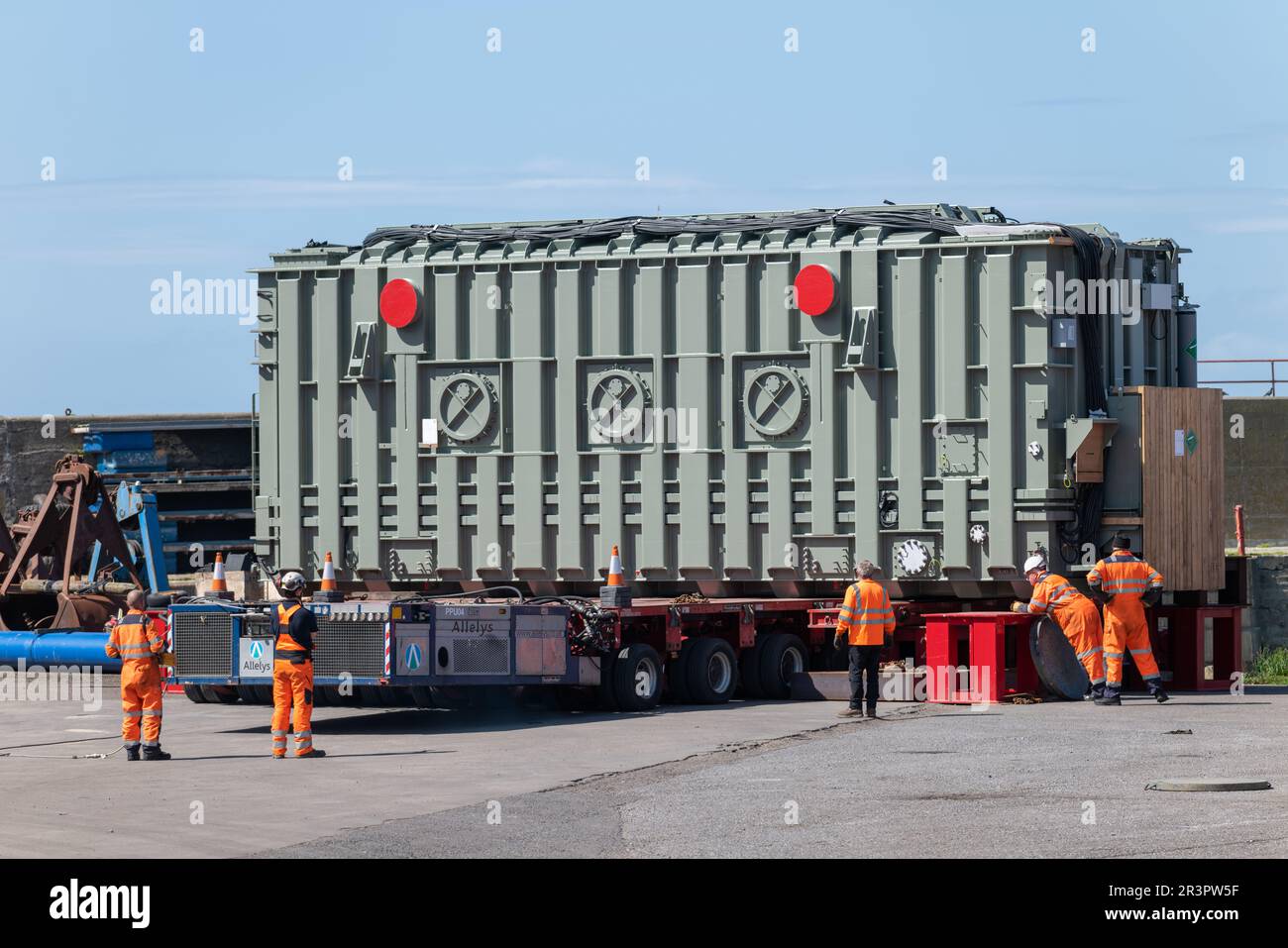 24 maggio 2023. Buckie Harbour, Moray, Scozia. Si tratta di un trasformatore elettrico molto grande caricato sul trasporto Allelys che lo trasmetterà alla centrale elettrica Keith domenica 28 maggio 2023. Questa operazione richiederà 7 ore e le strade dovranno essere chiuse. L'intero carico è molto lungo e largo, con sterzo anteriore e posteriore e tirato e spinto dai carrelli. Credit - Jasperimage/AlamyLiveNews Foto Stock