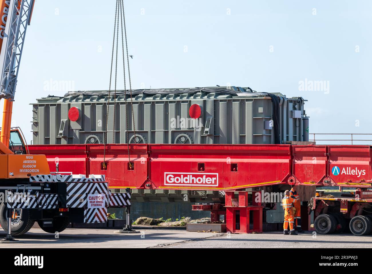 24 maggio 2023. Buckie Harbour, Moray, Scozia. Si tratta di un trasformatore elettrico molto grande caricato sul trasporto Allelys che lo trasmetterà alla centrale elettrica Keith domenica 28 maggio 2023. Questa operazione richiederà 7 ore e le strade dovranno essere chiuse. L'intero carico è molto lungo e largo, con sterzo anteriore e posteriore e tirato e spinto dai carrelli. Credit - Jasperimage/AlamyLiveNews Foto Stock