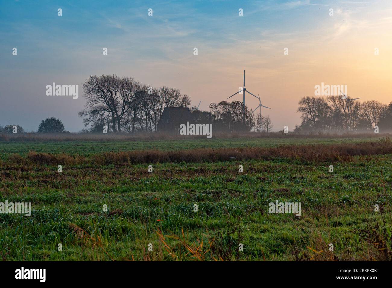 Dietro la diga della località balneare Norddeich nel nord-ovest della Frisia Orientale Foto Stock