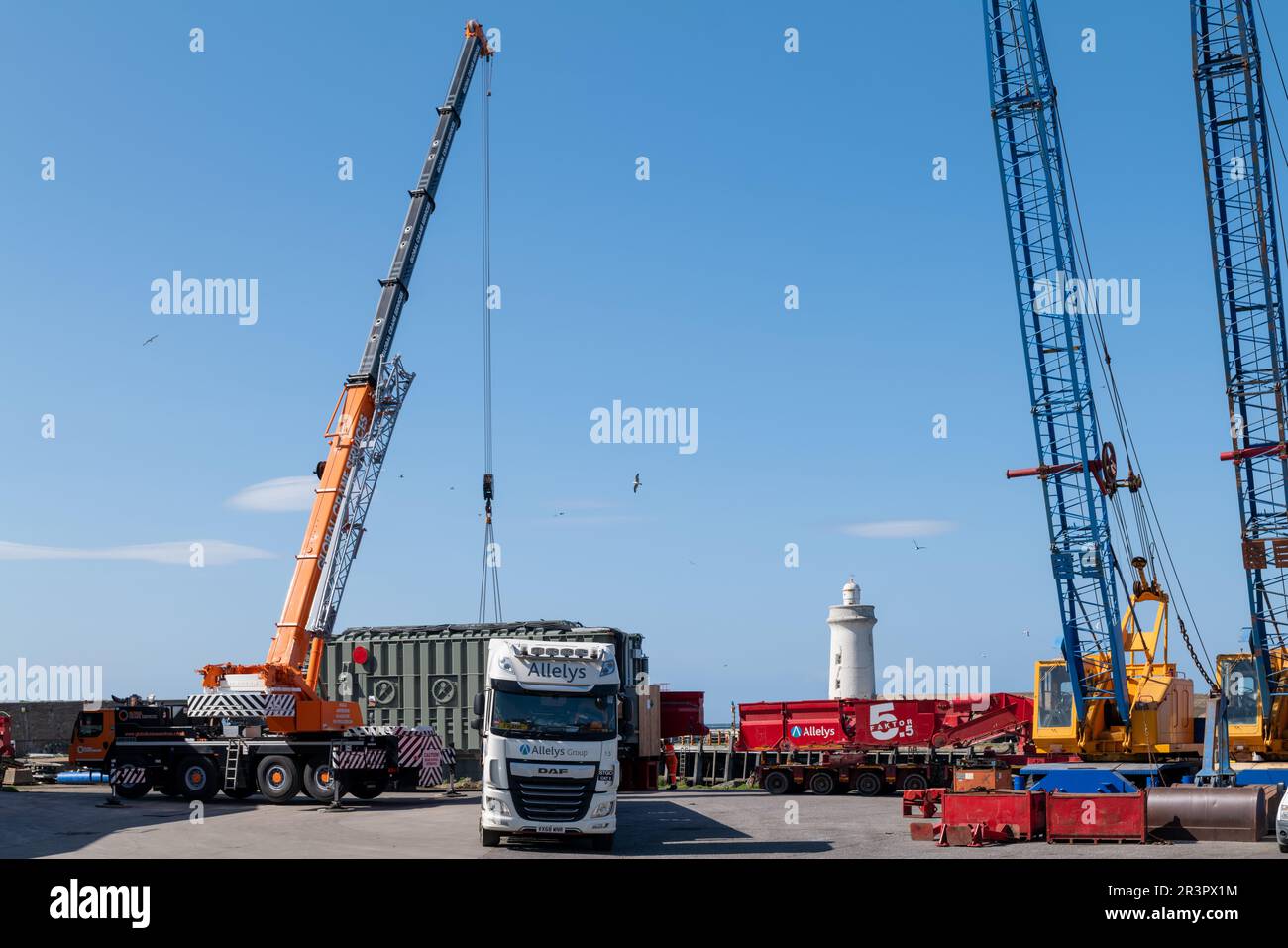 24 maggio 2023. Buckie Harbour, Moray, Scozia. Si tratta di un trasformatore elettrico molto grande caricato sul trasporto Allelys che lo trasmetterà alla centrale elettrica Keith domenica 28 maggio 2023. Questa operazione richiederà 7 ore e le strade dovranno essere chiuse. L'intero carico è molto lungo e largo, con sterzo anteriore e posteriore e tirato e spinto dai carrelli. Credit - Jasperimage/AlamyLiveNews Foto Stock