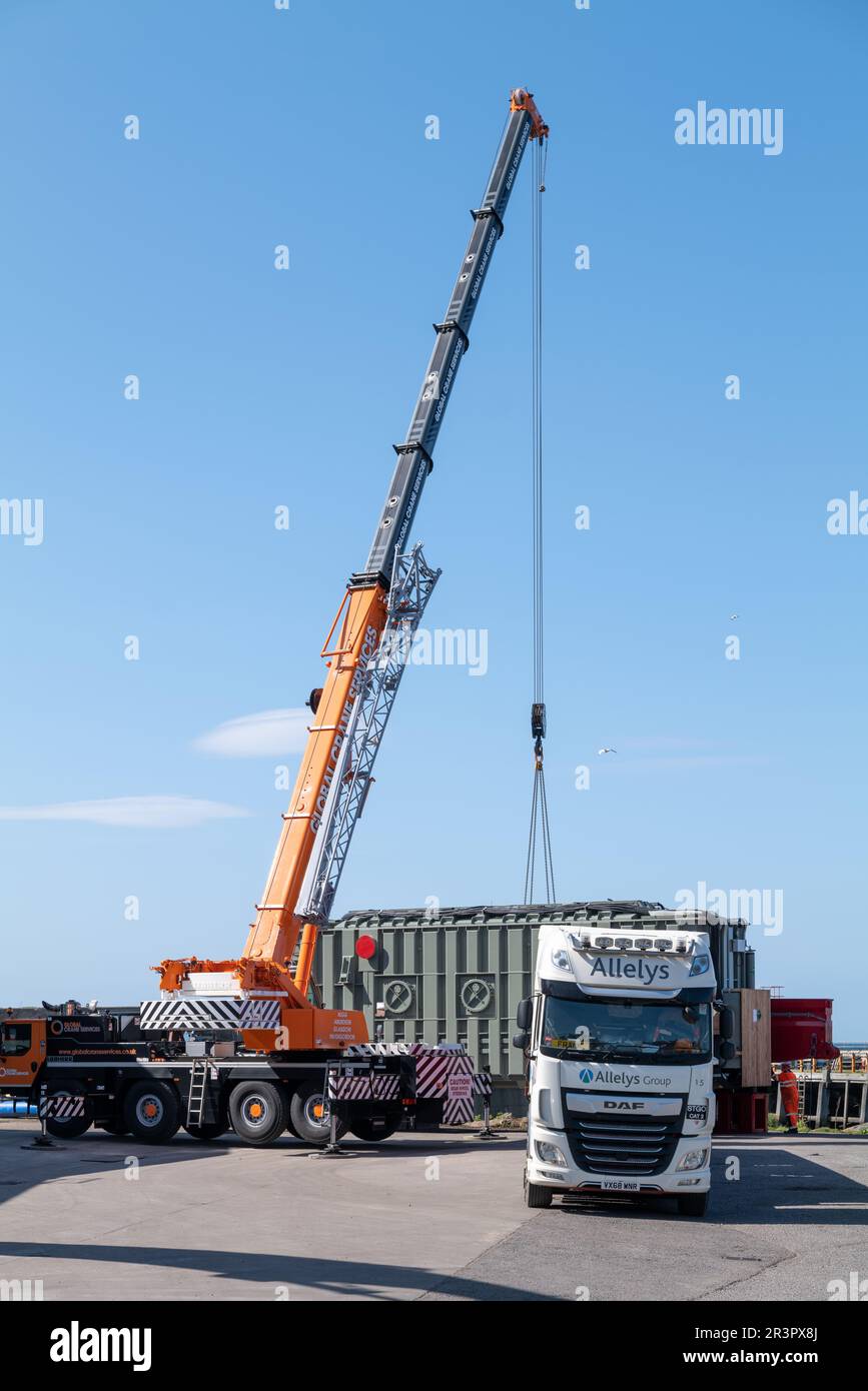 24 maggio 2023. Buckie Harbour, Moray, Scozia. Si tratta di un trasformatore elettrico molto grande caricato sul trasporto Allelys che lo trasmetterà alla centrale elettrica Keith domenica 28 maggio 2023. Questa operazione richiederà 7 ore e le strade dovranno essere chiuse. L'intero carico è molto lungo e largo, con sterzo anteriore e posteriore e tirato e spinto dai carrelli. Credit - Jasperimage/AlamyLiveNews Foto Stock