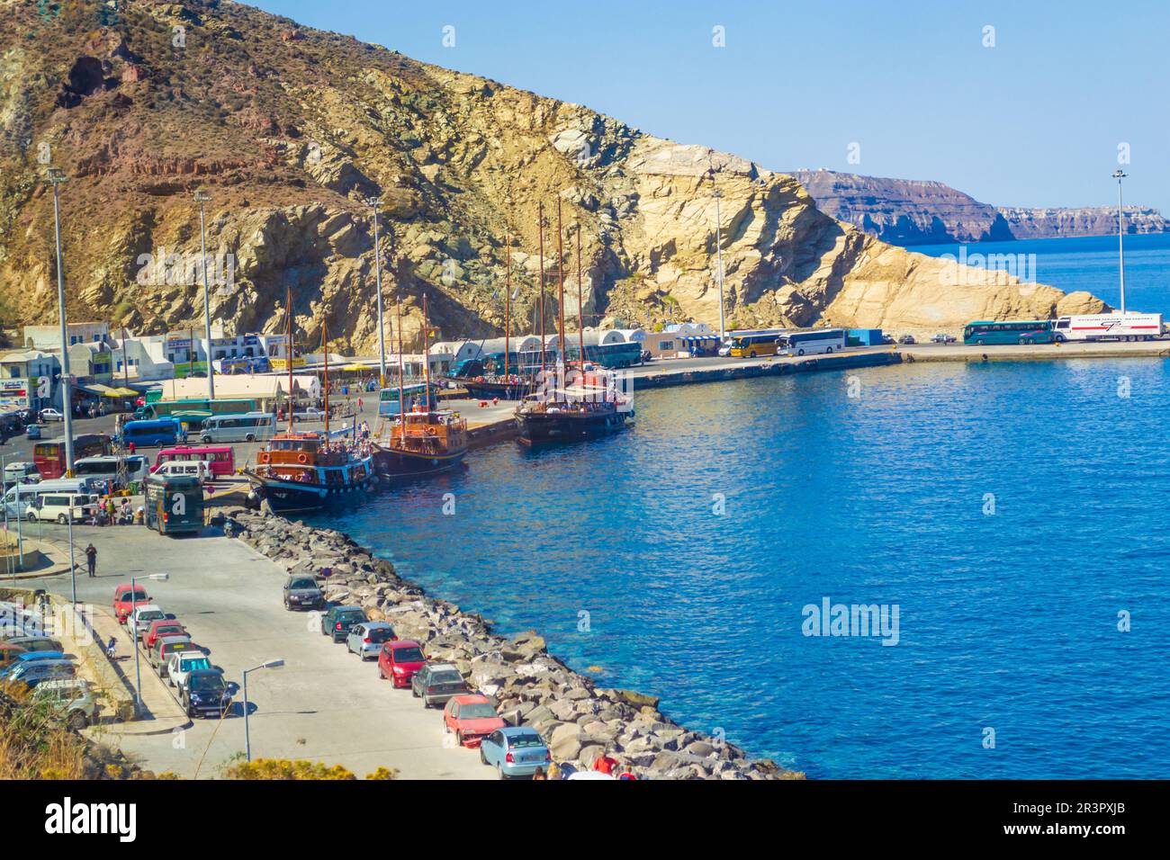 Vista del porto dei traghetti di Athinios, del porto di Thira Santorini. Il  porto è raggiungibile tramite una ripida strada di switchback, con caffè e  collegamenti in traghetto per le isole vicine.