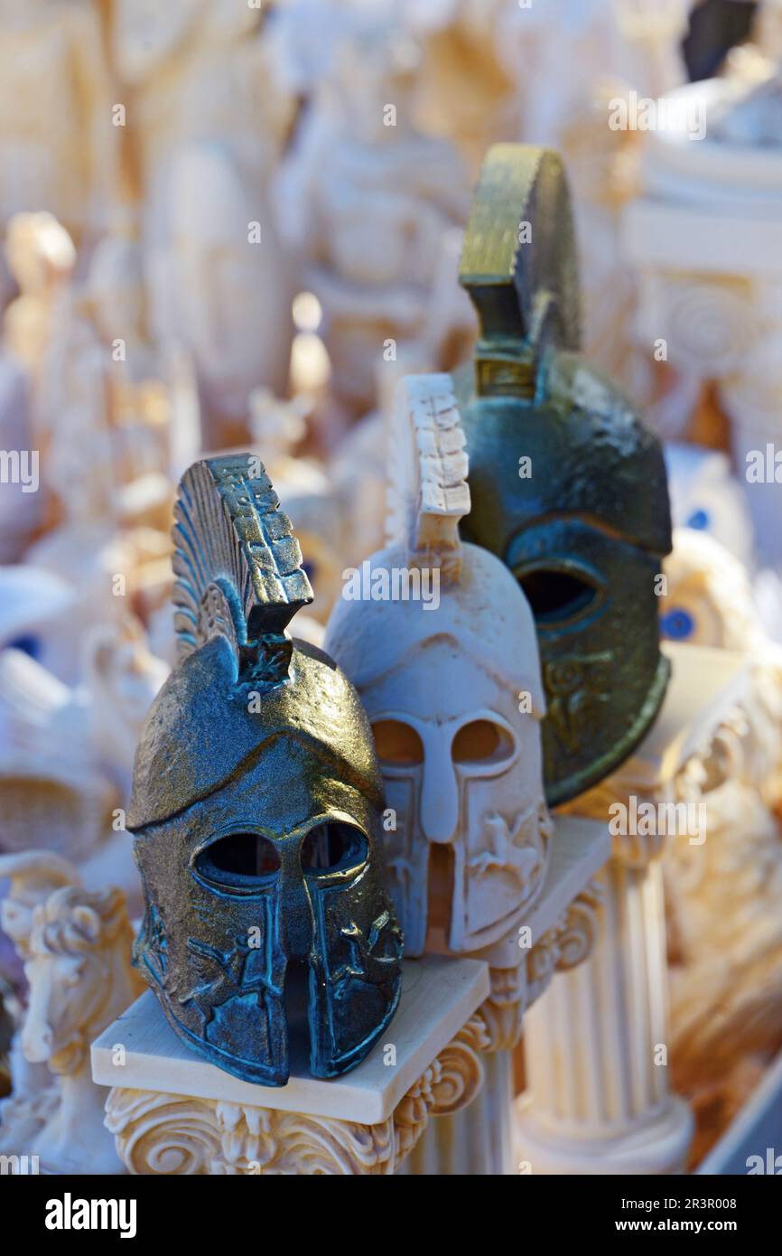 Caschi di guerrieri spartani in negozio di souvenir, Grecia, Peloponneso, Laconia, Sparti Foto Stock