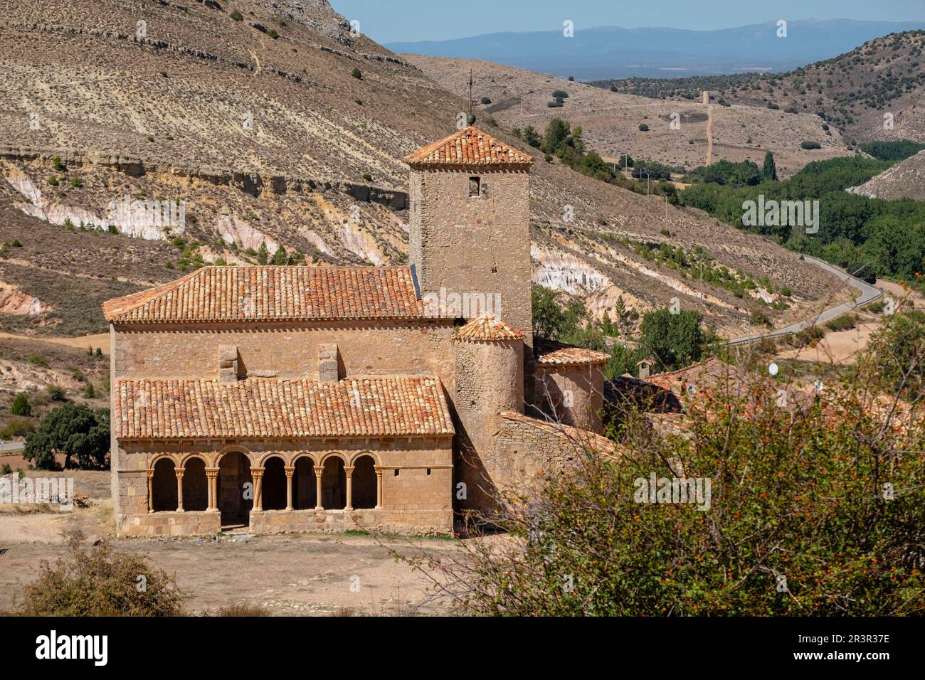 La Iglesia de San Pedro Apóstol, romanico, siglo XII -declarada Monumento Histórico Artístico Nacional en 1935-, Caracena, Soria, Comunidad Autónoma de Castilla y León, Spagna, Europa. Foto Stock