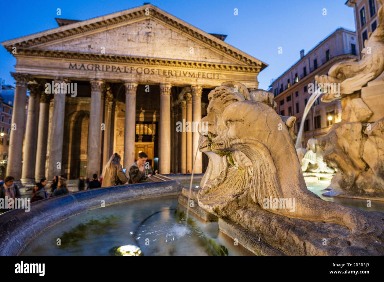 Fontana dei Delfini e Pantheon di Agrippa, 126 a.C. Roma, Lazio, Italia. Foto Stock
