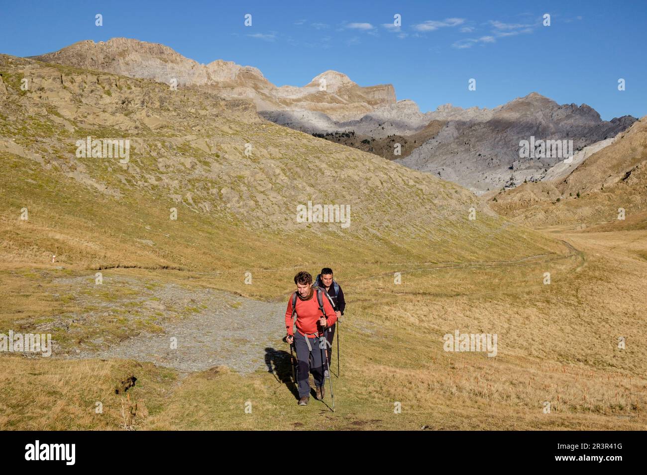 Alto de Budogia (2367 metri), la Mesa de los Tres Reyes (2448 mt), Pico Mouscaté (2236 mt), Petrachema-Ansabere (2378 mt), Hoya de la Solana, Parque Natural de los Valles Occidentales, Huesca, cordillera de los Pirineos, Spagna, Europa. Foto Stock