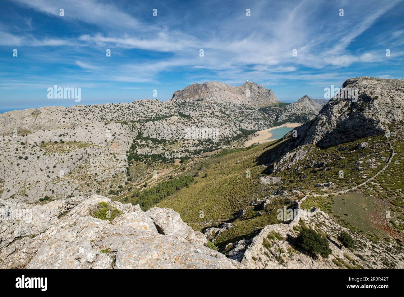 Embalse de Cúber desde la sierra de Rateta, Paraje natural de la Serra de Tramuntana, Maiorca, isole Baleari, Spagna. Foto Stock