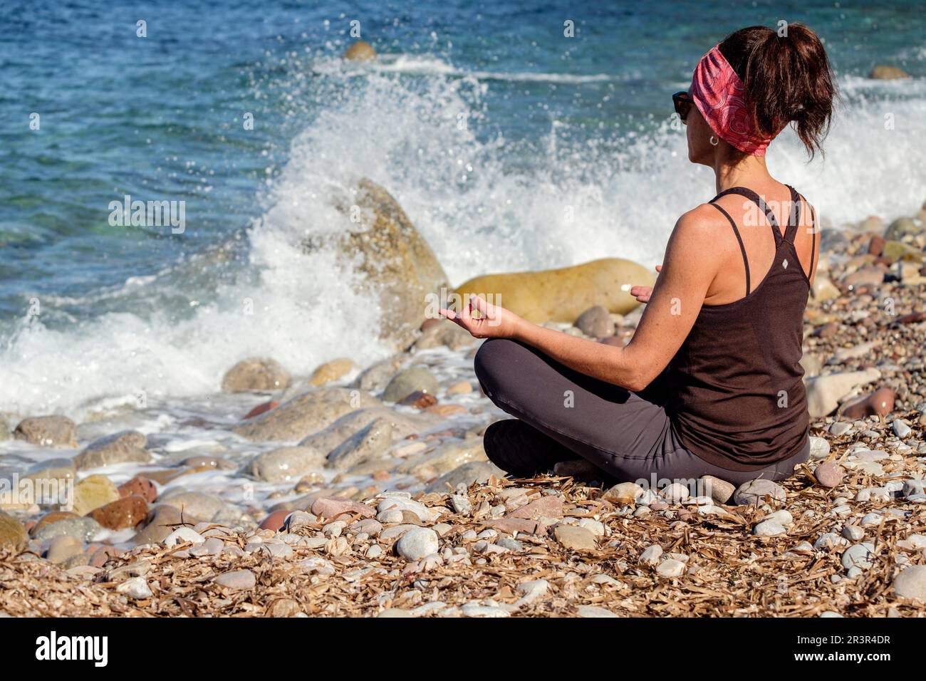 Yoga practicando en la playa, Port de Valldemossa, Maiorca, isole Baleari, Spagna. Foto Stock