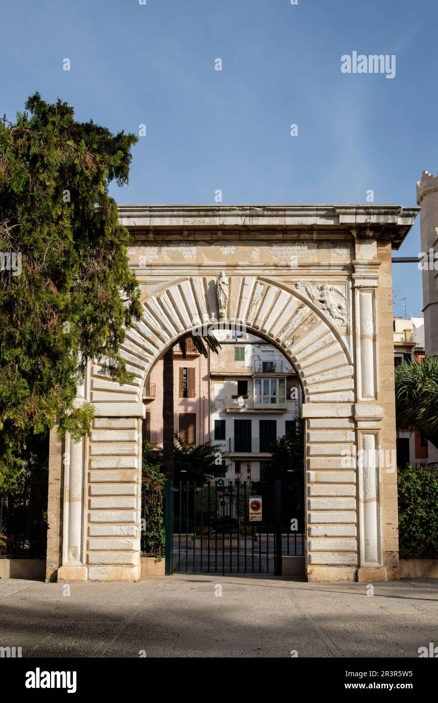 Porta Vella del Moll,puerta de estilo manierista (1620), l arquitecto Antonio Saura ,escultor Jaume Blanquer, Paseo de Sagrera, Palma di Maiorca, isole Baleari, Spagna. Foto Stock