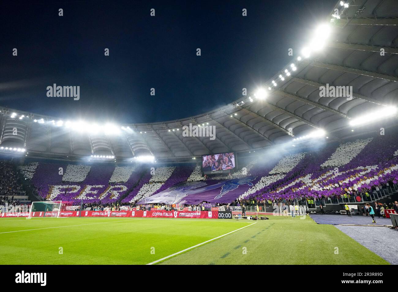 Tifosi di ACF Fiorentina durante la finale della Coppa Italia Frecciarossa tra ACF Fiorentina e FC Internazionale allo Stadio Olimpico di Roma, Italia, il 24 maggio 2023. Foto Stock