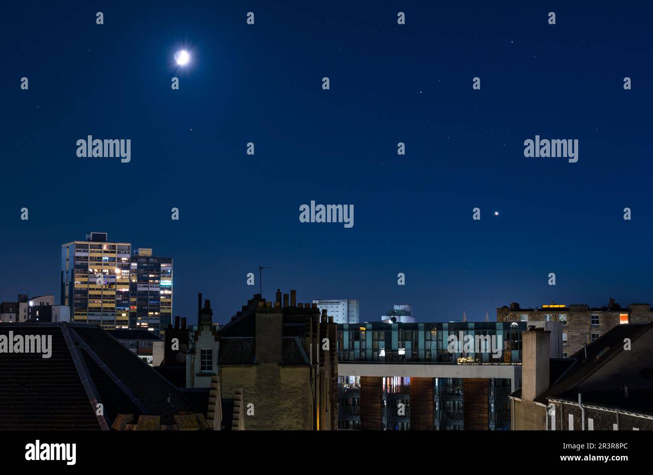 Leith, Edimburgo, Scozia, Regno Unito, 25th maggio 2023. UK Weather: Quarto di luna e Venere nel cielo notturno: Un cielo completamente nuvoloso permette alla luna, Venere e stelle di brillare sui tetti. Credit: Sally Anderson/Alamy Live News Foto Stock