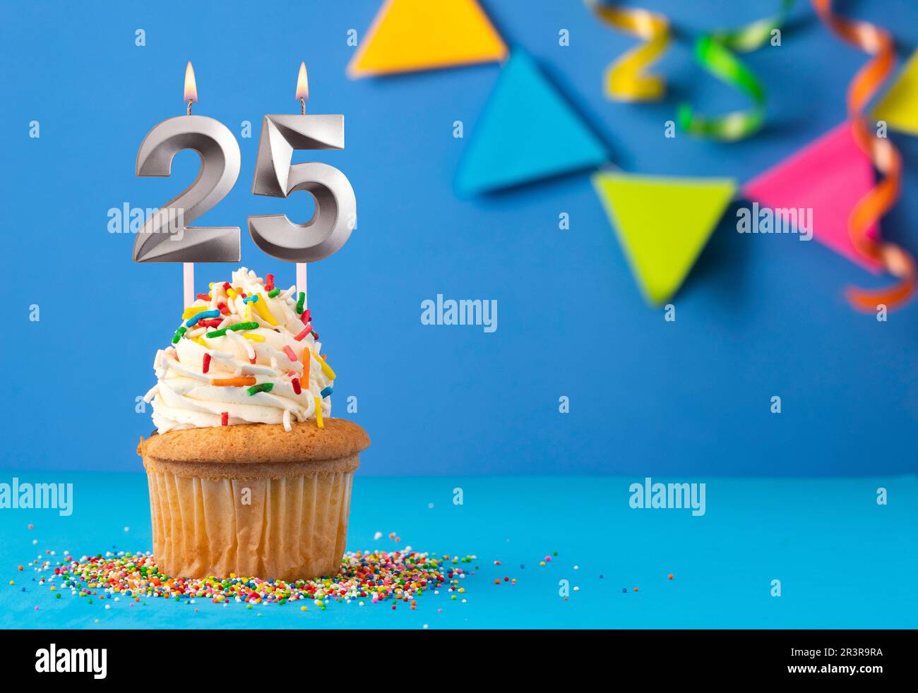 Torta di compleanno con candela numero 25 - sfondo blu Foto Stock