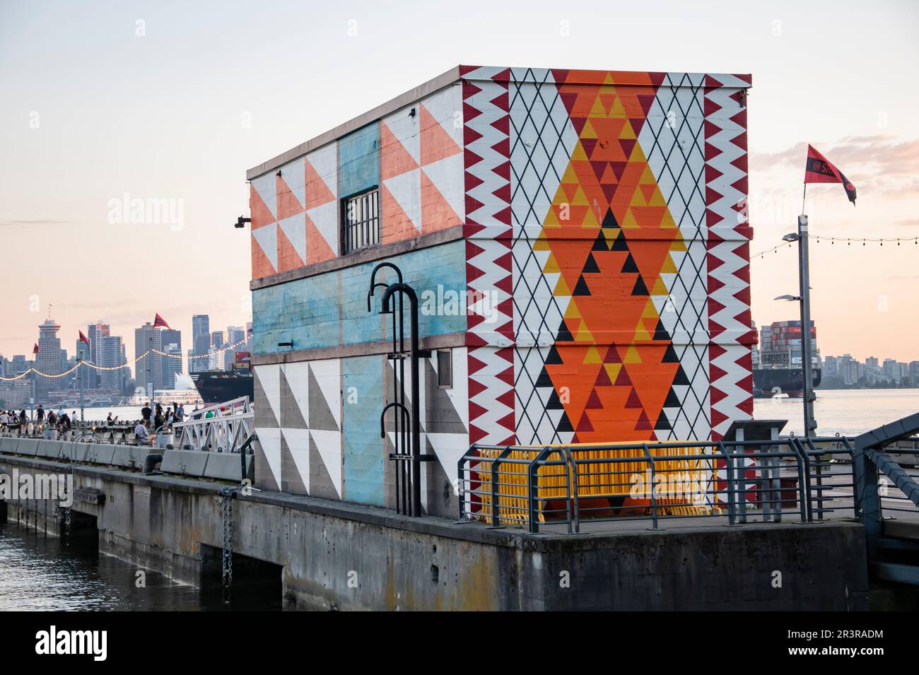 Murale in un edificio presso i cantieri navali a North Vancouver, British Columbia, Canada Foto Stock