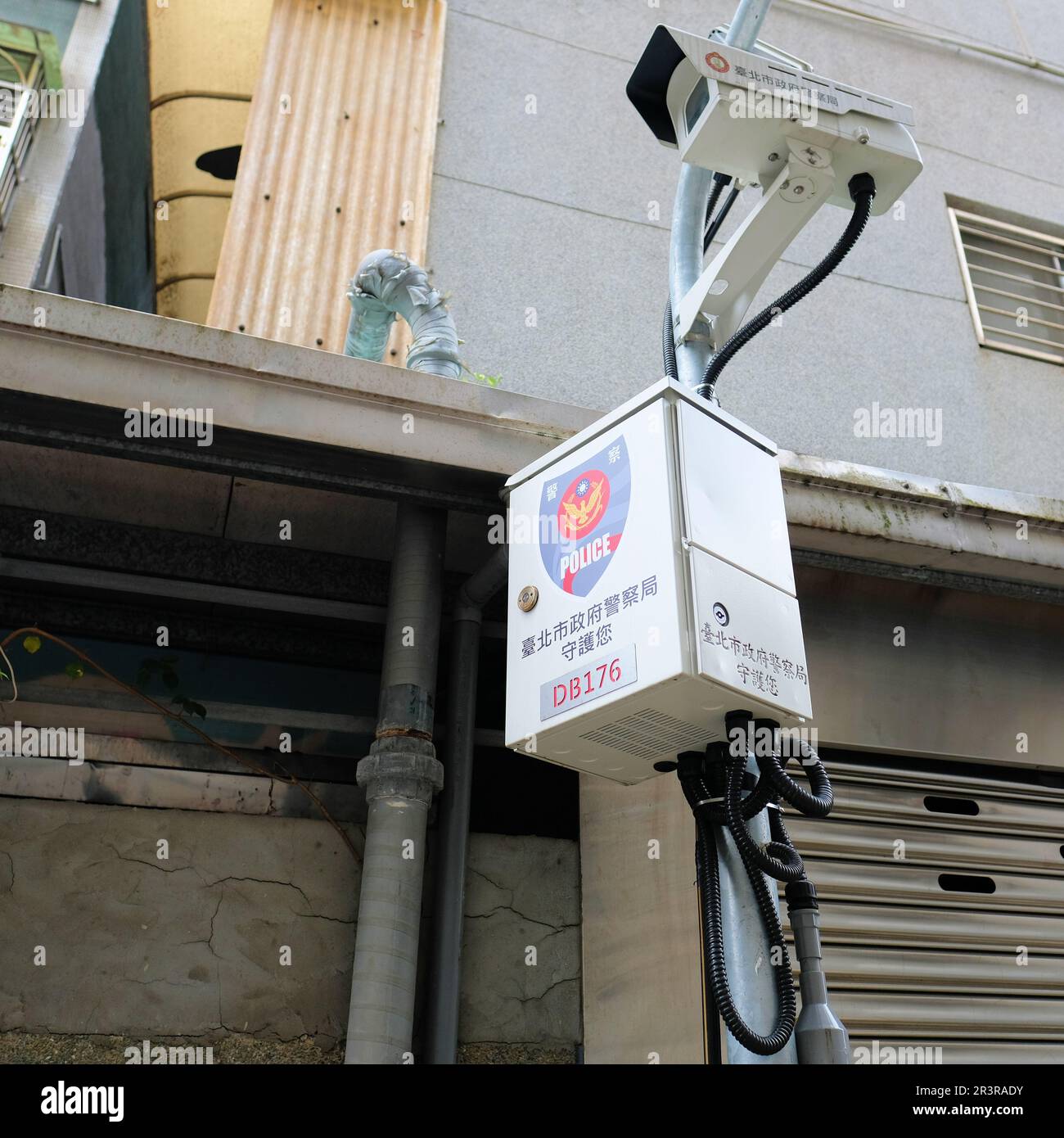 Una telecamera di sorveglianza del dipartimento di polizia di Taipei montata su un palo per monitorare il traffico e le strade fornendo sicurezza, vigilanza e sicurezza a Taiwan. Foto Stock