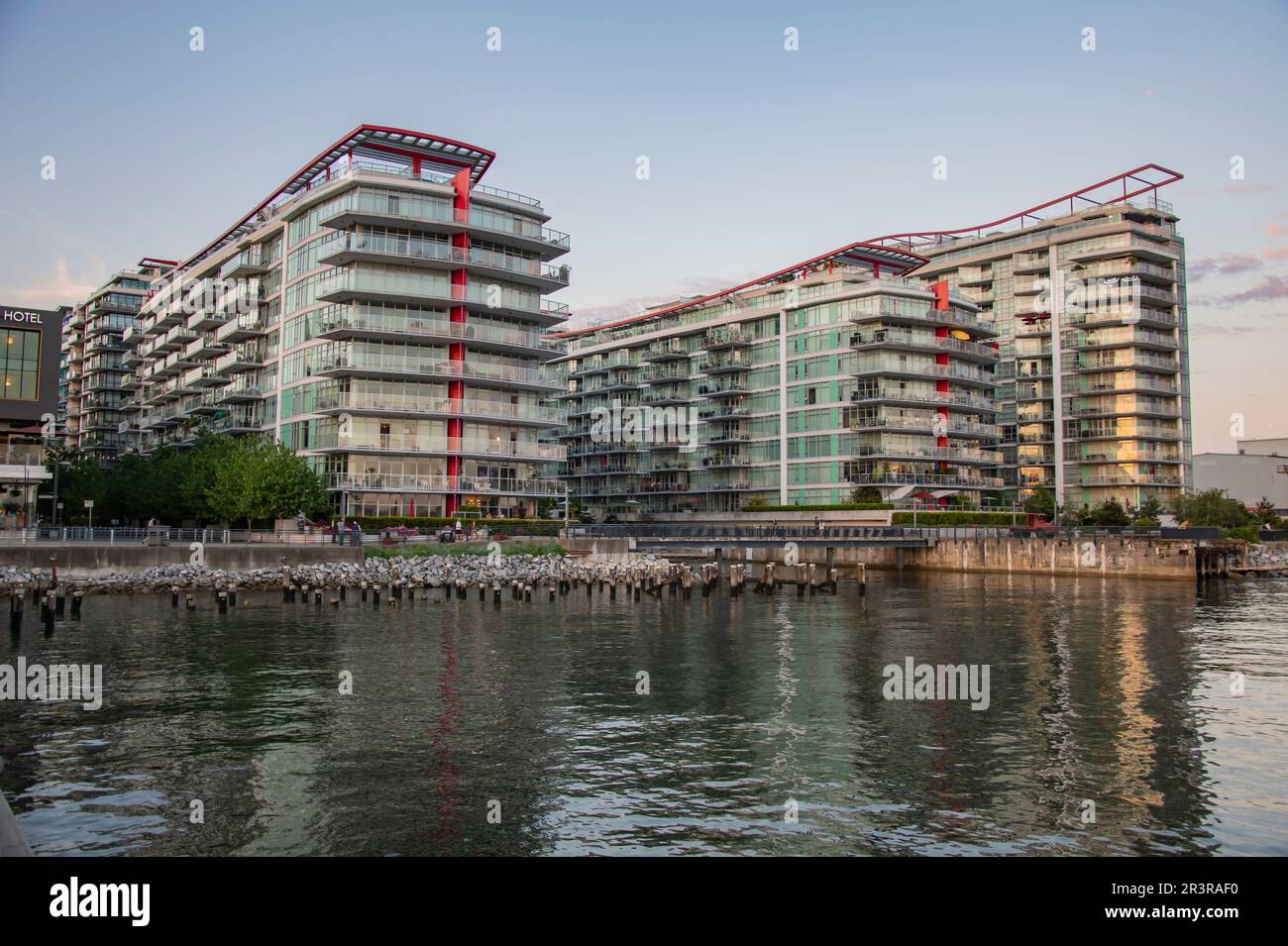 Condomini residenziali presso i cantieri navali a North Vancouver, British Columbia, Canada Foto Stock