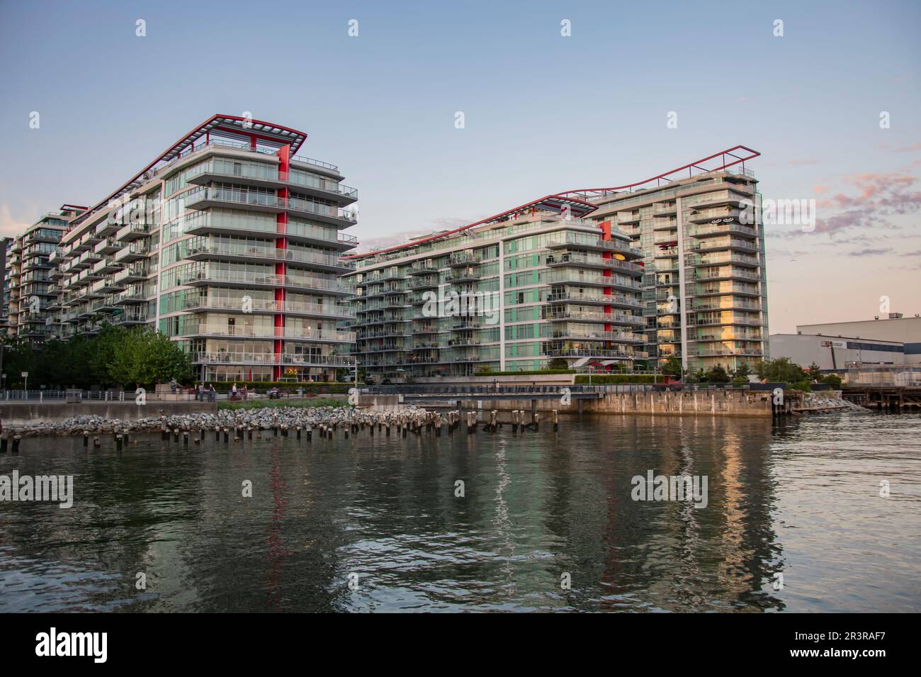 Condomini residenziali presso i cantieri navali a North Vancouver, British Columbia, Canada Foto Stock