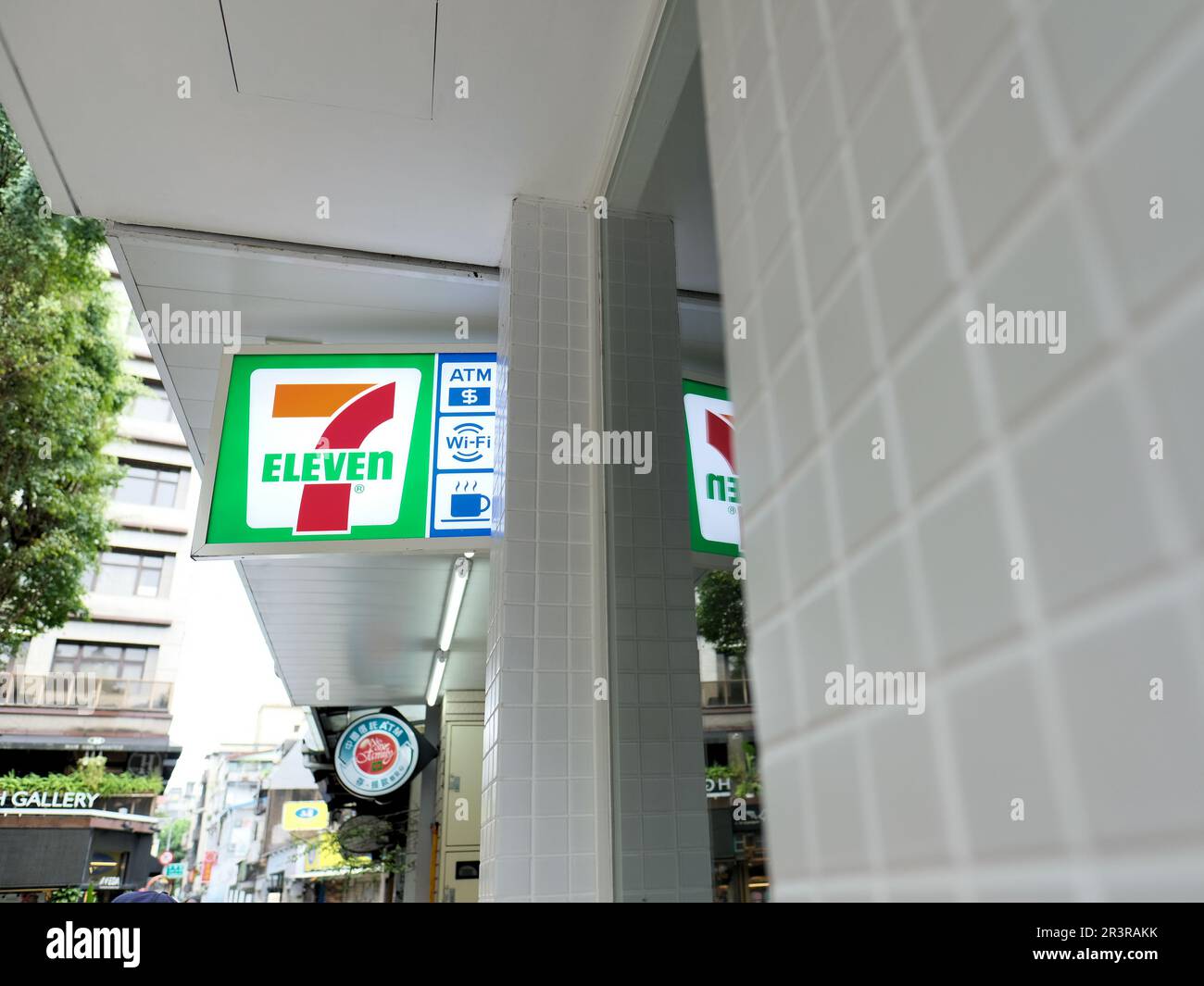 Un cartello da 7-11 in uno dei minimarket locali di Taipei, Taiwan; la catena multinazionale fondata nel 1927 ha sede a Irving, Texas. Foto Stock