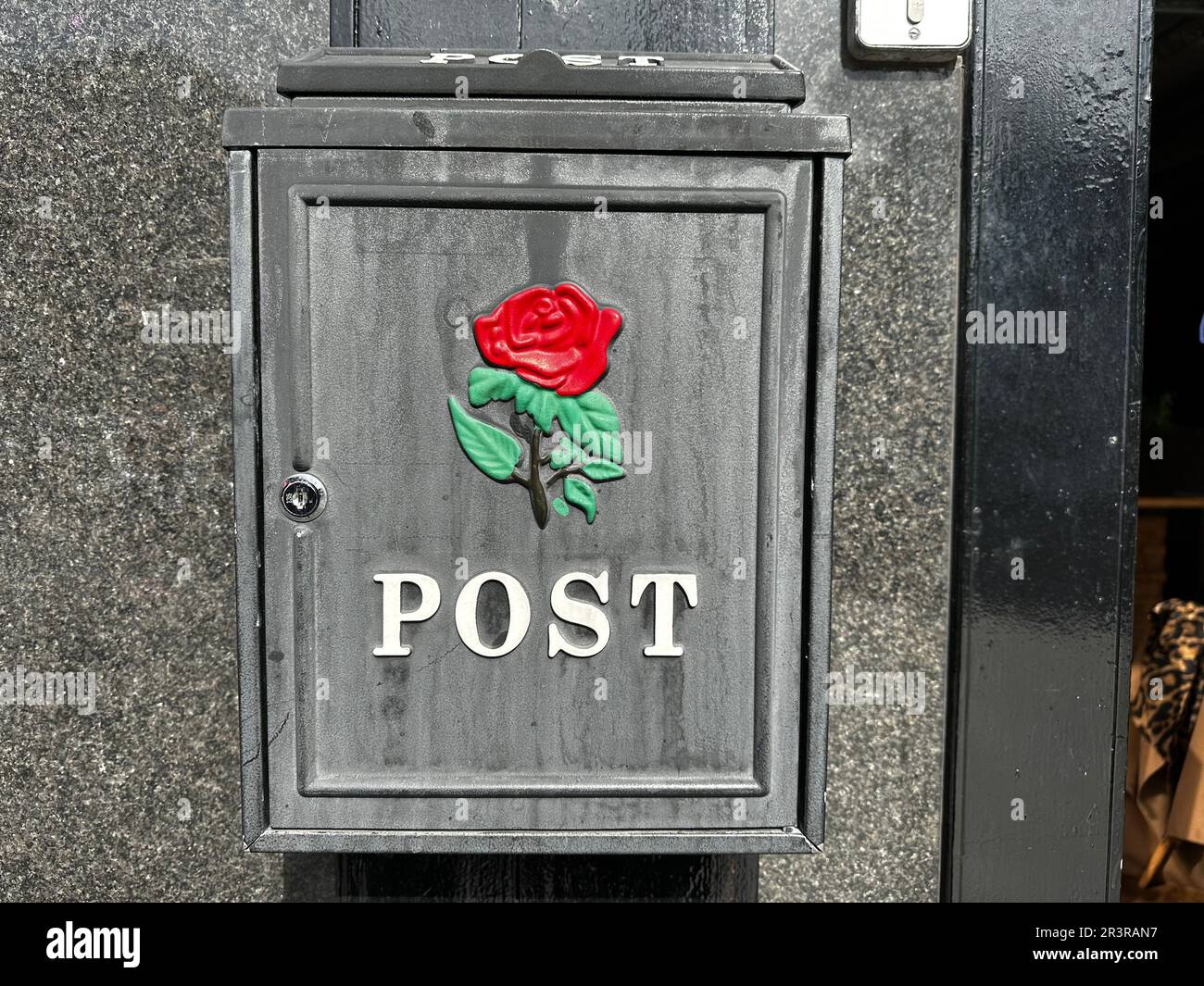 Casella postale con rosa rossa in Irlanda, Europa Foto Stock