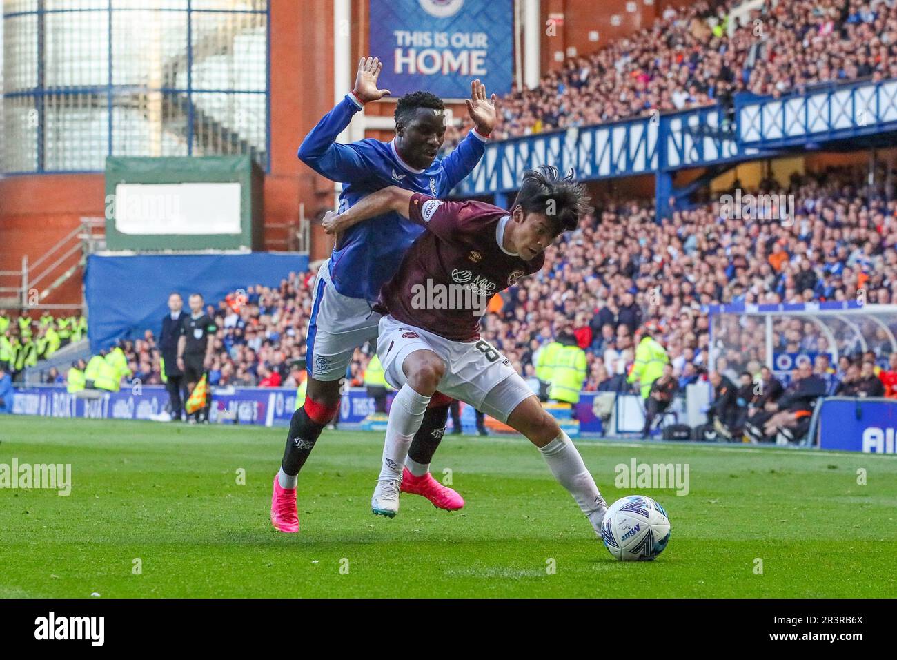 24 maggio 2023. Glasgow, Regno Unito. I Rangers hanno giocato nel cuore del Midlothian nella penultima partita della stagione, allo stadio Ibrox, sede dei Rangers. Il punteggio finale è stato di 2 - 2 . I gol sono stati segnati da Lawrence Shankland, il capitano di cuori numero 9 in1 minuto. Todd Cantwell, Rangers numero 13 in 45 3 minuti. E nella seconda metà della moda Sakala, Rangers numero 30 in 47 minuti e Garang Kuol, cuori numero 61 in 90 4 minuti. Al termine del gioco c'è stato un addio Ibrox per Allan McGregor, Alfredo Morelos e Scott Arfield che non saranno nella squadra Rangers la prossima stagione. Credito: Findlay/Alamy Foto Stock