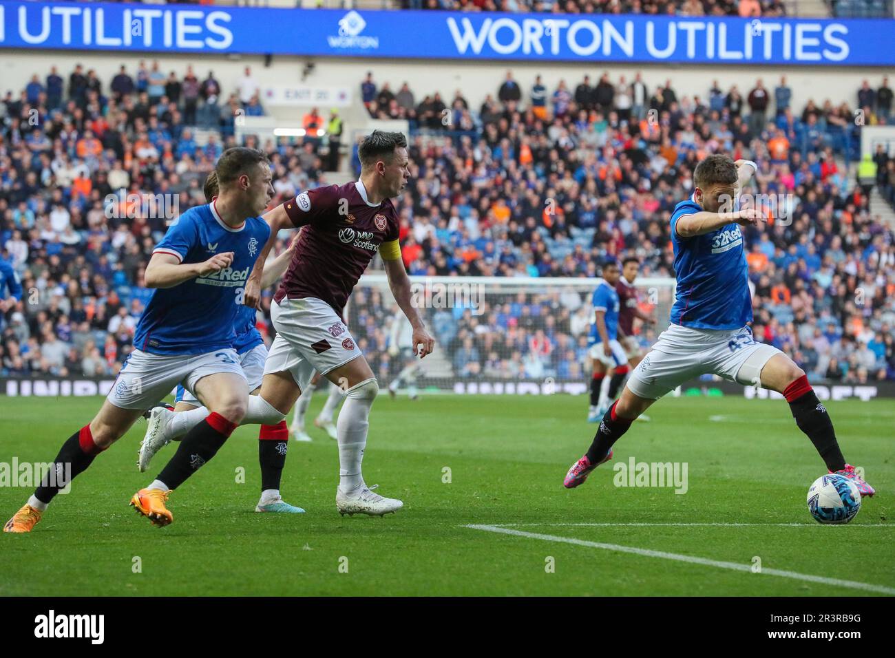 24 maggio 2023. Glasgow, Regno Unito. I Rangers hanno giocato nel cuore del Midlothian nella penultima partita della stagione, allo stadio Ibrox, sede dei Rangers. Il punteggio finale è stato di 2 - 2 . I gol sono stati segnati da Lawrence Shankland, il capitano di cuori numero 9 in1 minuto. Todd Cantwell, Rangers numero 13 in 45 3 minuti. E nella seconda metà della moda Sakala, Rangers numero 30 in 47 minuti e Garang Kuol, cuori numero 61 in 90 4 minuti. Al termine del gioco c'è stato un addio Ibrox per Allan McGregor, Alfredo Morelos e Scott Arfield che non saranno nella squadra Rangers la prossima stagione. Credito: Findlay/Alamy Foto Stock