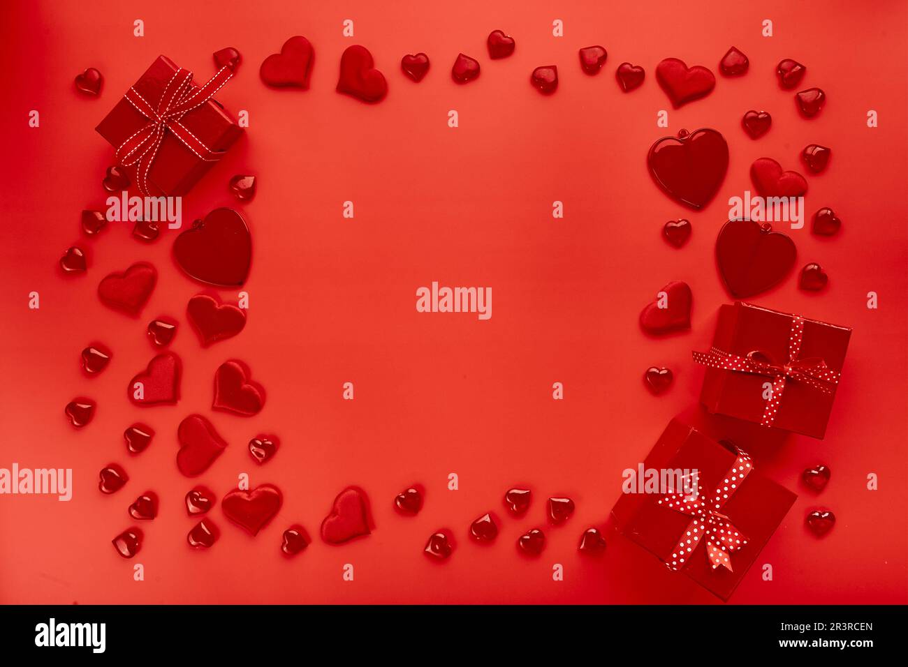 Cuori rossi su sfondo rosso. Sfondo romantico per San Valentino Foto Stock