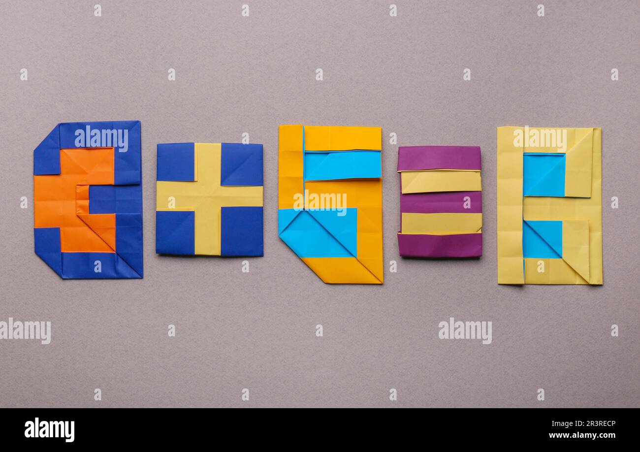 Operazione matematica, somma - tre più cinque equivale a otto. Numeri di carta su sfondo marrone chiaro, vista dall'alto Foto Stock