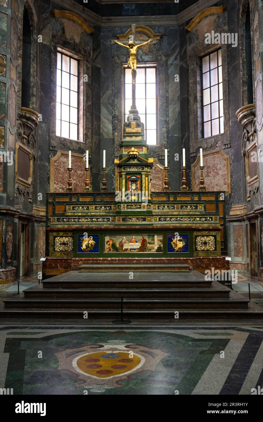 L'altare maggiore della Cappella dei principi, creato per la dinastia medicea, fu completato nel 1927-1937. Basilica di San Lorenzo. Firenze, Italia. Foto Stock