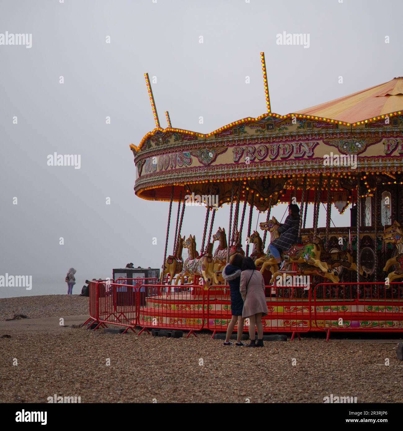 La spiaggia di Brighton è felice di andare in giro Foto Stock