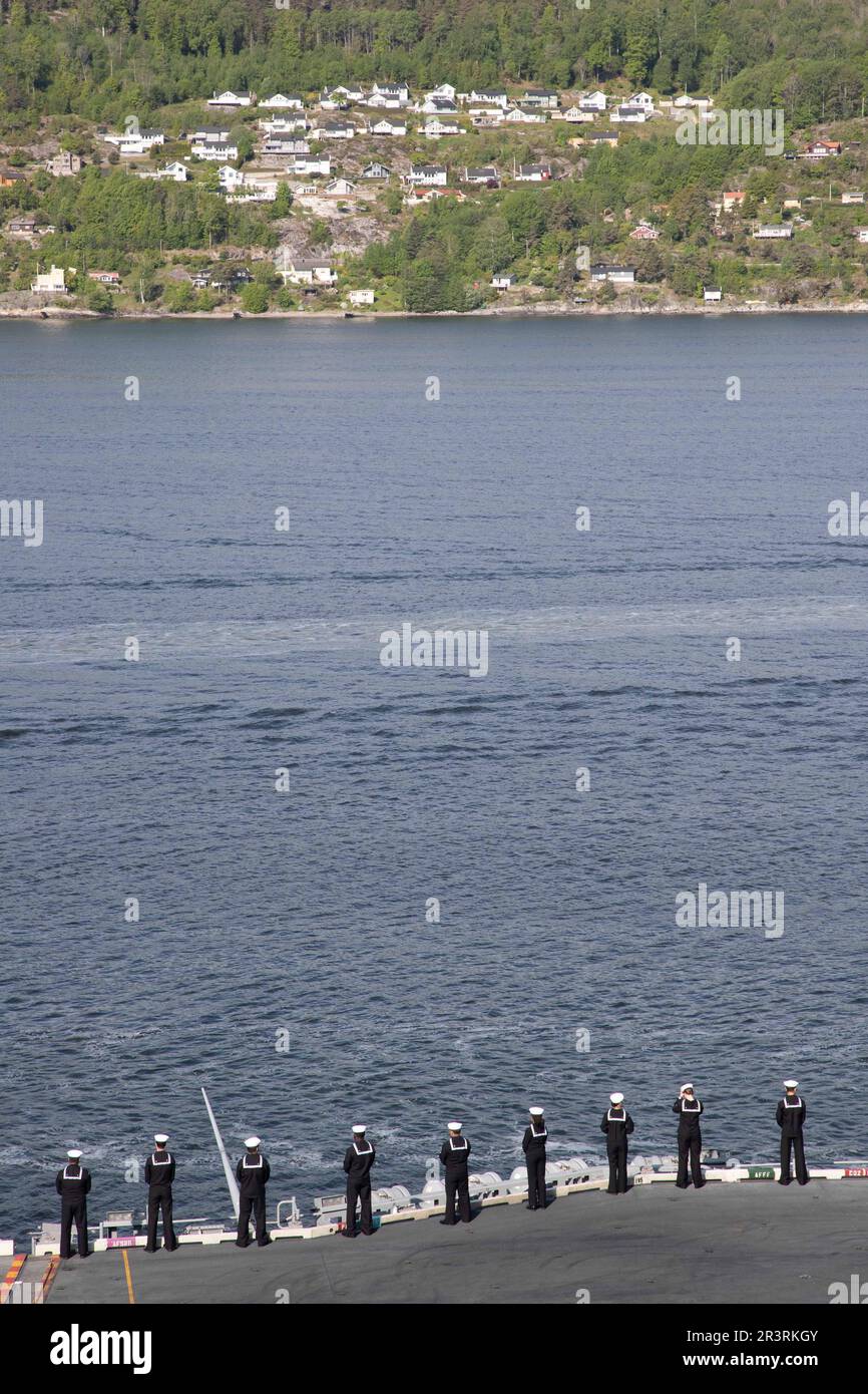 La nave ammiraglia USS Gerald R. Ford (CVN 78) transita il fiordo di Oslo per la sua prima scalo portuale a Oslo, Norvegia, 24 maggio 2023. Gerald R. Ford è la prima portaerei degli Stati Uniti ad entrare in Norvegia in più di 65 anni. Gerald R. Ford è il gruppo statunitense NavyÕs portaerei più recente e più avanzato, che rappresenta un salto generazionale negli Stati Uniti NavyÕs capacità di proiettare energia su scala globale. Il gruppo Gerald R. Ford Strike è in fase di implementazione negli Stati Uniti Naval Forces Europe area of Operations, impiegato dagli Stati Uniti Sesta flotta per difendere gli interessi degli Stati Uniti, degli alleati e dei partner. (US Navy foto di Foto Stock