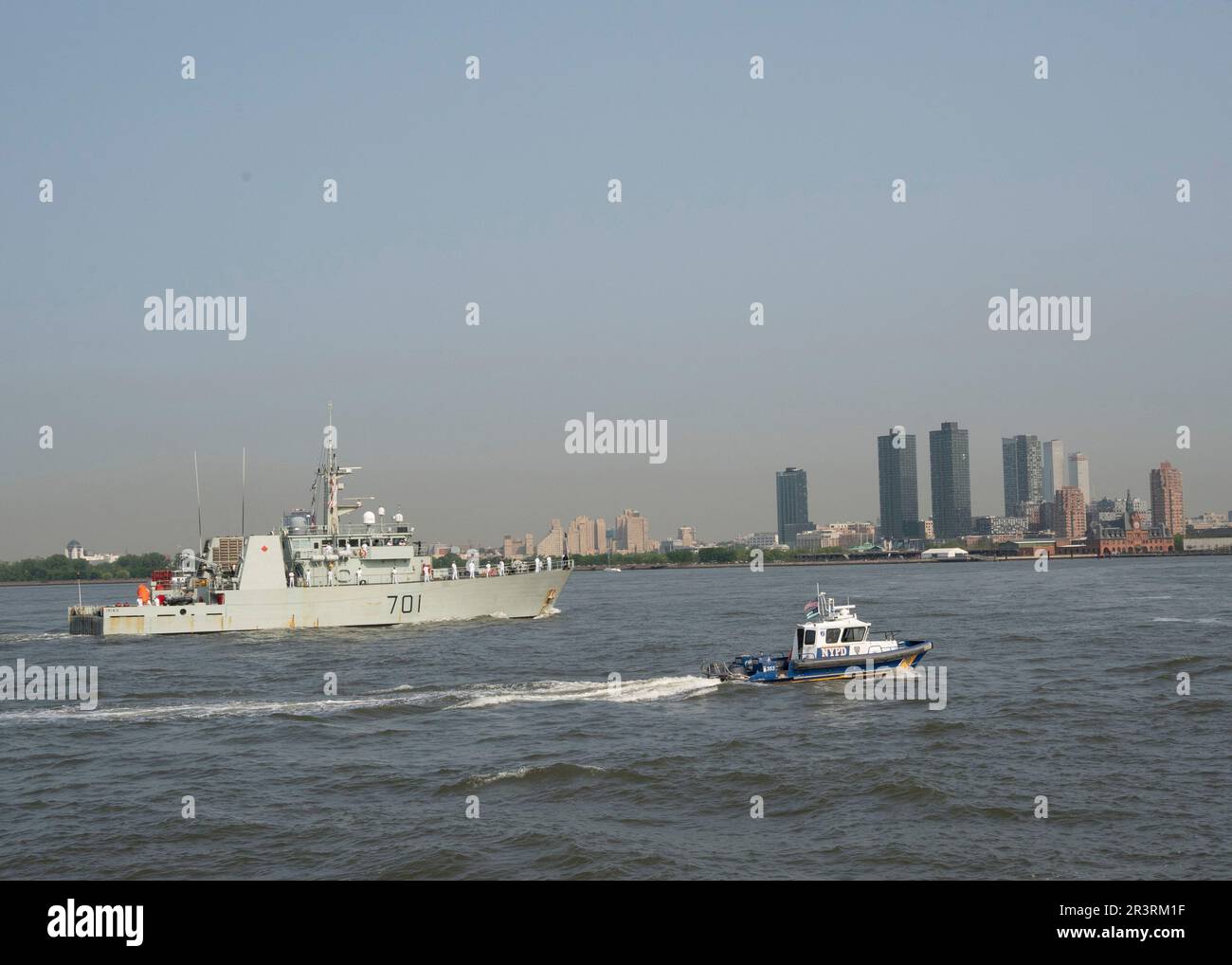 New York City - la nave Royal Canadian Navy, HMCS Glace Bay (M 701), naviga attraverso il porto di New York durante la Parata delle navi, il 24 maggio 2023. La Fleet Week New York, che ha raggiunto i 35th anni, è un'onorata celebrazione del servizio marittimo che dà ai cittadini di New York e della regione Tri-state circostante l'opportunità di assistere di persona alle capacità marittime di oggi. La celebrazione del 2023 ospiterà quasi 3.000 marinai, marines e guardamenchi quest'anno. (STATI UNITI Foto Navy di Mass Communication Specialist 1st Class Ryan Seelbach) (valori multipli) Foto Stock