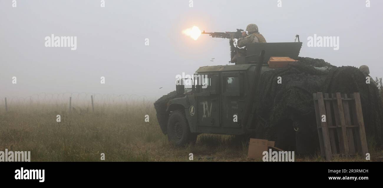 ISOLA DI SAN CLEMENTE, CALIFORNIA (22 maggio 2023) Un Sailor, assegnato al Battaglione Navale per la costruzione di mobili (NMCB) 4, impegna il contatto nemico con un'arma servi dell'equipaggio, durante un'azione ostile simulata. NMCB 4 sta attualmente conducendo l'esercitazione sul campo Turning Point per diventare il battaglione pronto per l'implementazione per l'area di responsabilità del comando Indo-Pacific. (Foto US Navy di Mass Communication Specialist 2nd Classe Dakota Rayburn) Foto Stock