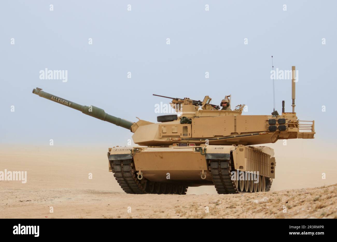STATI UNITI Il personale dell'esercito, Sgt. Carrillo, assegnato al 2-116° Battaglione di armi combinate della Guardia Nazionale dell'Idaho, sposta il serbatoio di Abrams dell'M1A2 in posizione, a Udairi Range durante il giorno dell'esercito a Camp Buehring, Kuwait, 19 maggio 2023. La Giornata dell'esercito è un'opportunità per gli Stati Uniti Soldati dell'esercito per mostrare le loro capacità a alti leader militari e civili come parte degli Stati Uniti Conferenza dei Comandanti dei componenti del comando centrale. (STATI UNITI Foto della Guardia Nazionale militare di SPC. LaTasha Ross) Foto Stock