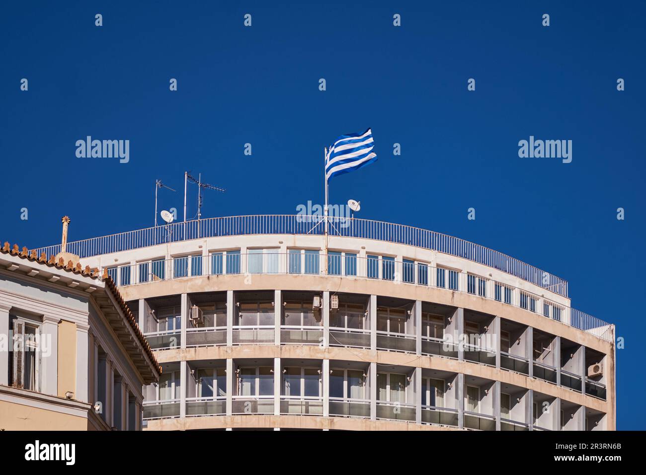 Edificio moderno con balconi e una bandiera greca in cima - Atene, Grecia Foto Stock