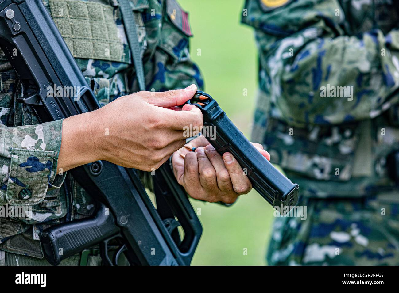 QINZHOU, CINA - 24 MAGGIO 2023 - ufficiali di polizia armata caricano proiettili a Qinzhou, regione autonoma di Guangxi Zhuang, Cina del Sud, 24 maggio 2023. Foto Stock