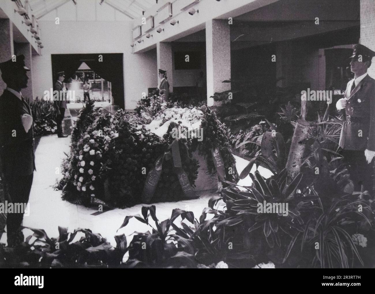 Josip Broz Tito funerale: Casa dei fiori negli anni '1980 con la Guardia d'onore dell'esercito popolare jugoslavo. Belgrado, Jugoslavia Foto Stock