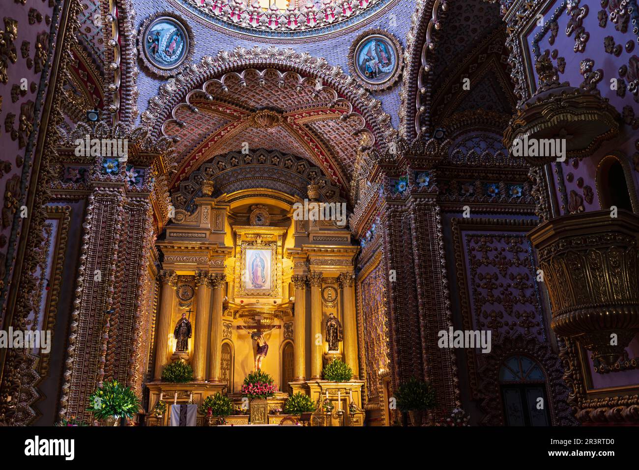 abside ornato e altare della nostra signora di guadalupe santuario interno in rococo e tardo barocco stile architettonico morelia, michoacan, messico Foto Stock