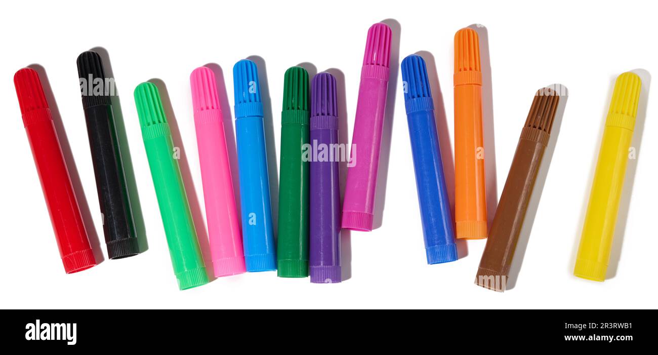 Pila di pennarelli multicolore isolati su sfondo bianco Foto Stock