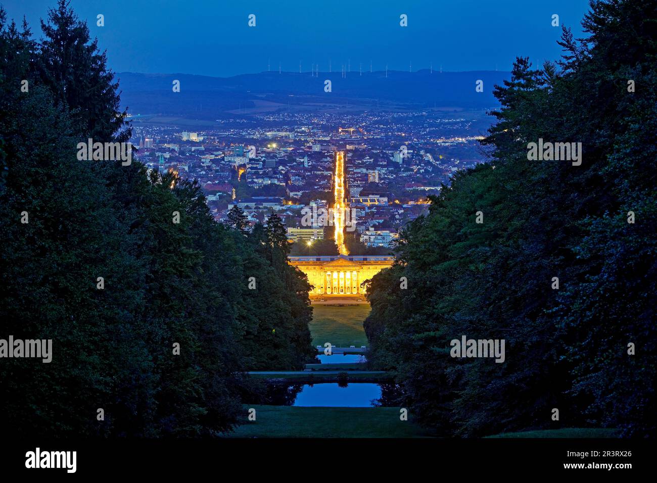 Bergpark Wilhelmshoehe con vista sull'asse centrale del parco per Kassel nell'ora blu, Germania Foto Stock