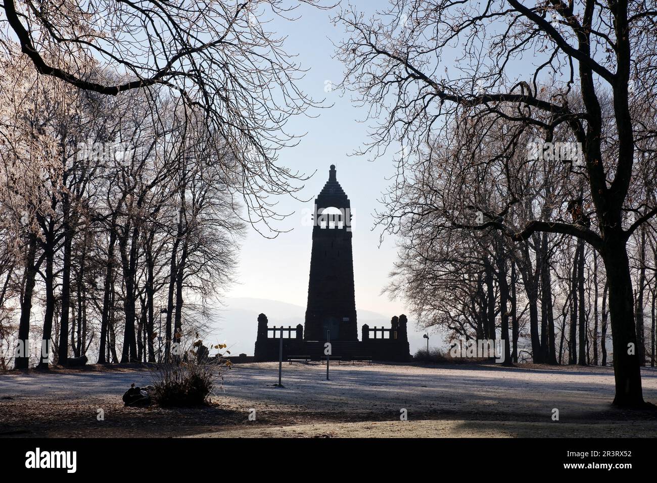 Brina di buoi sul Hohenstein con il monumento Berger, Witten, Ruhr Area, Germania, Europa Foto Stock