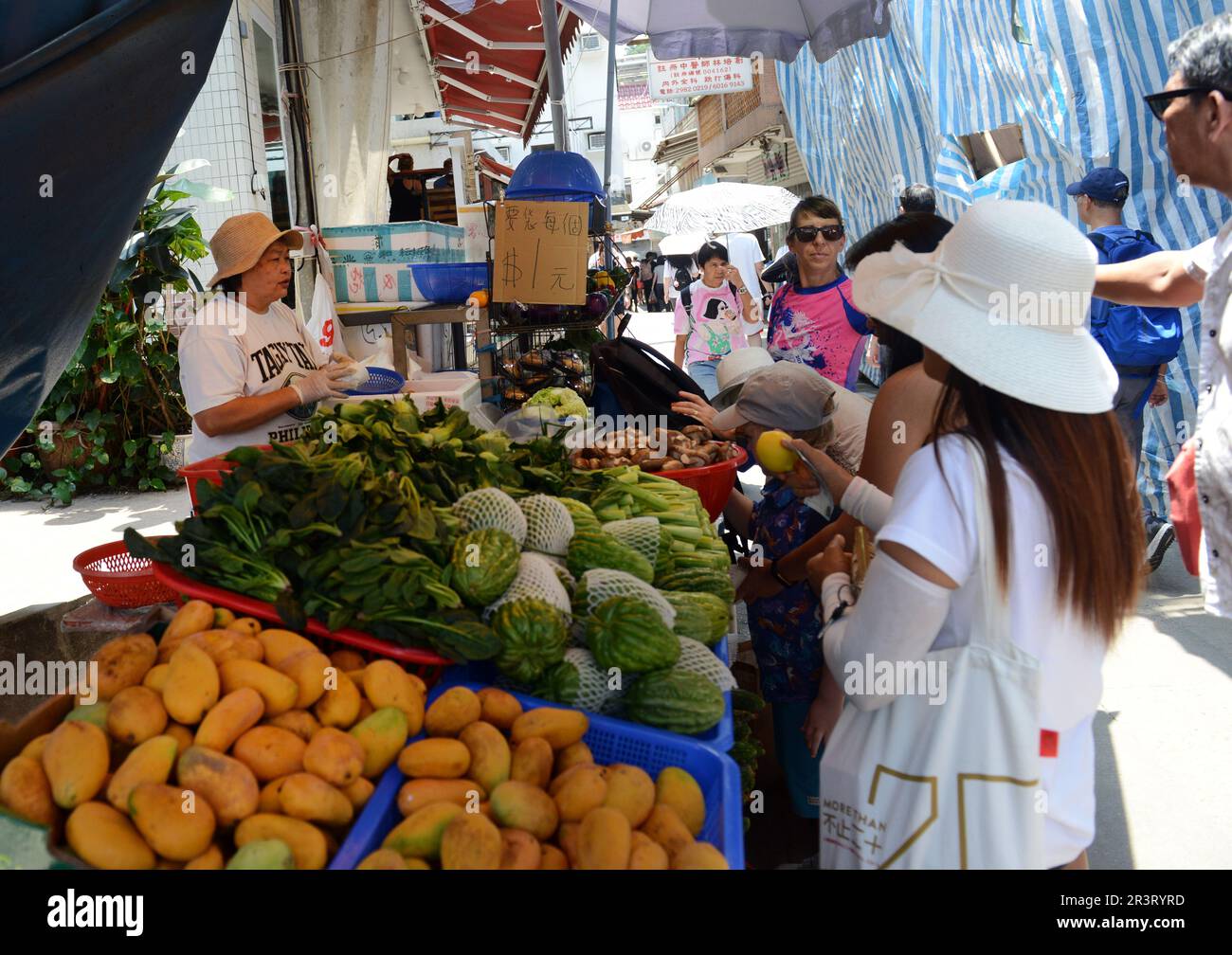 Il fornitore di frutta e verdura su Main Street, Yung Shue WAN, Lamma Island, Hong Kong. Foto Stock