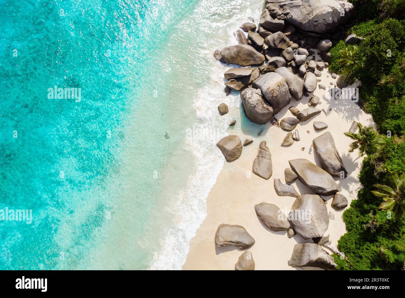 Vista dall'alto di un drone su una spiaggia tropicale nel Mahe Seychelles Foto Stock