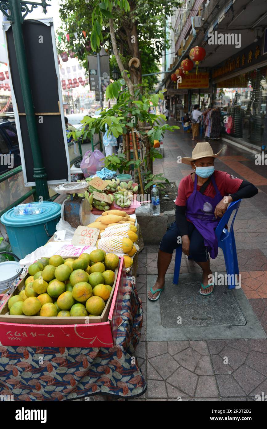 Un venditore di frutta vicino Khaosan Road a Bangkok, Thailandia. Foto Stock