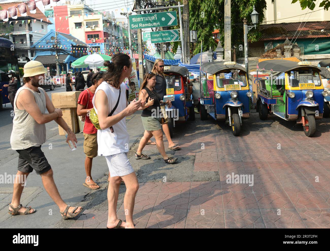 Viaggiatori a piedi nella zona Khaosan Road a Bangkok, Thailandia. Foto Stock